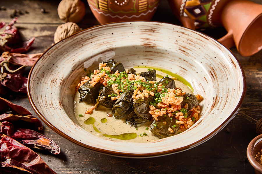 Долма их кролика с чесночным соусом